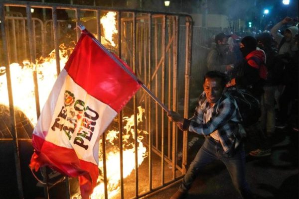 “Que se vayan todos” – el hartazgo social en Perú se lleva por delante a la presidenta golpista Boluarte